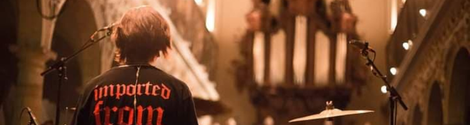 Siebe Hermans in a church with drums